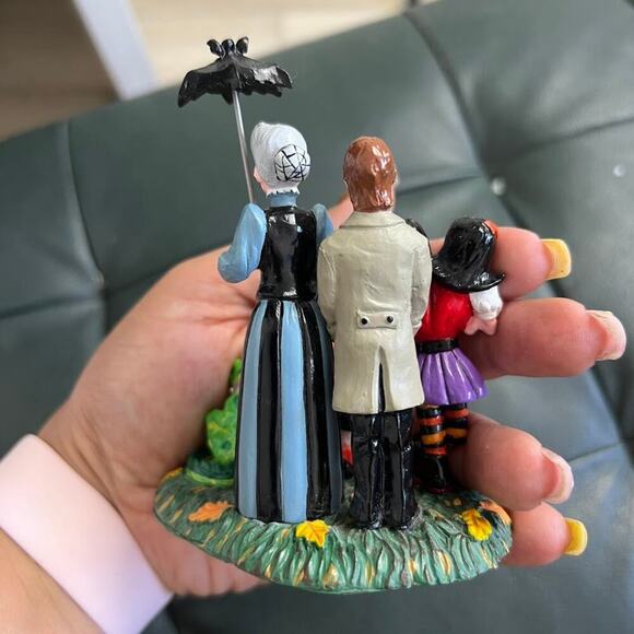 Dept 56 Snow Village Halloween A GRIMSLY FAMILY - Picture 5 of 6